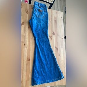 Wrangler Flare Bell Bottom Blue Jeans - Size 31/36